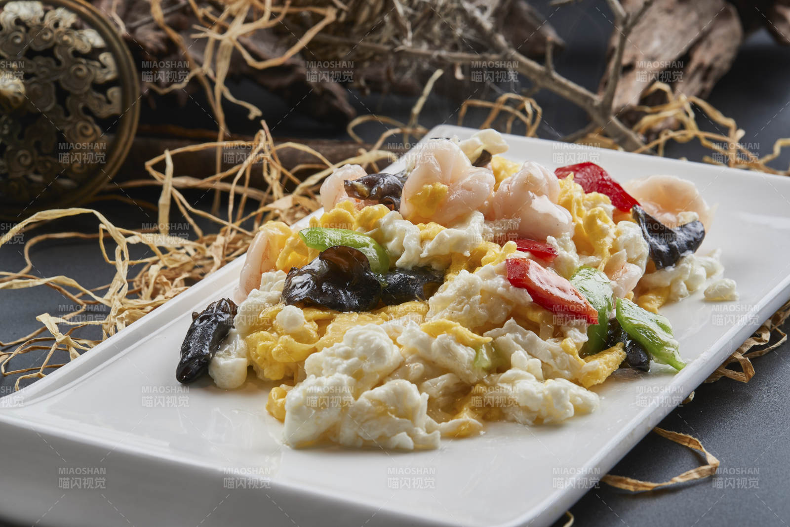 白瓷盤裝的芙蓉蛋青椒木耳炒蝦仁