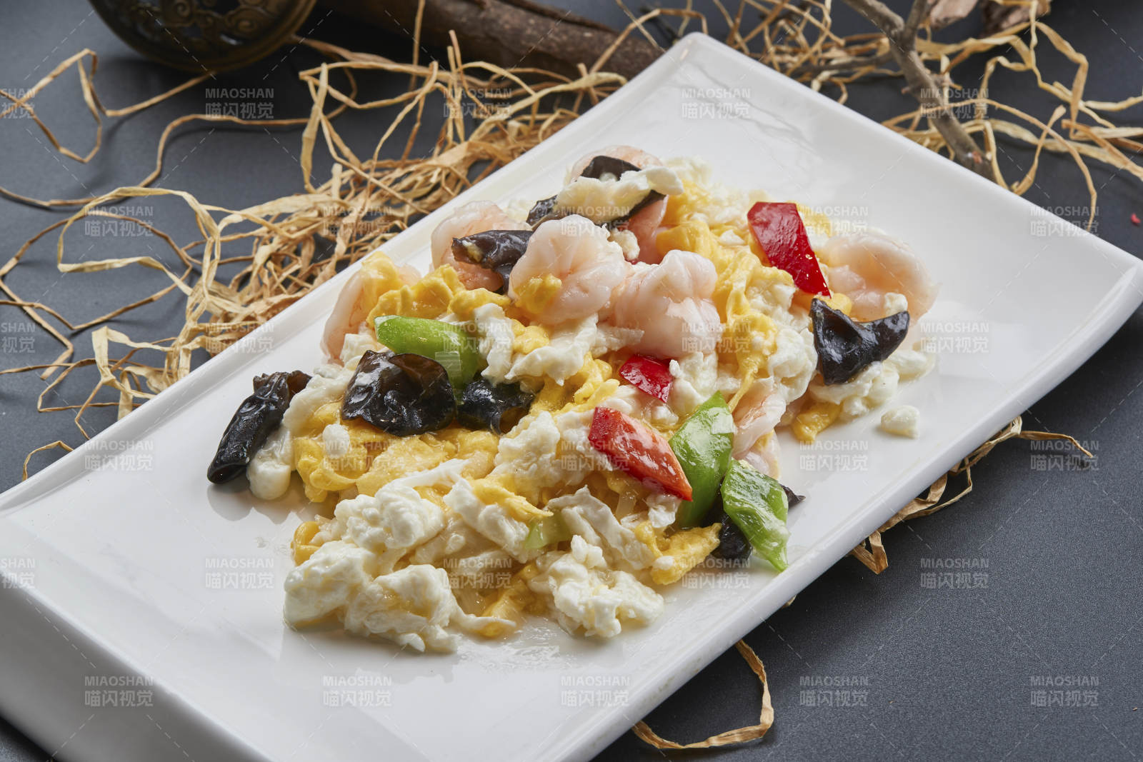 白瓷盤裝的芙蓉蛋青椒木耳炒蝦仁