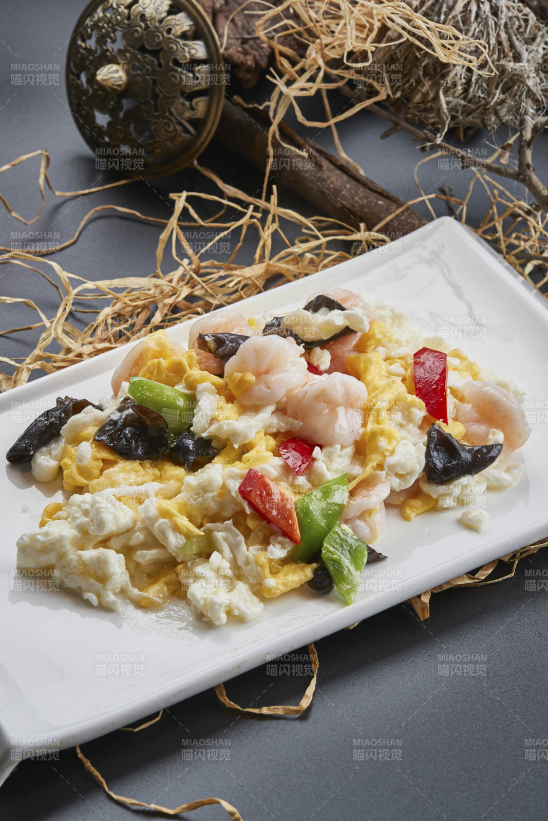 白瓷盤裝的芙蓉蛋青椒木耳炒蝦仁