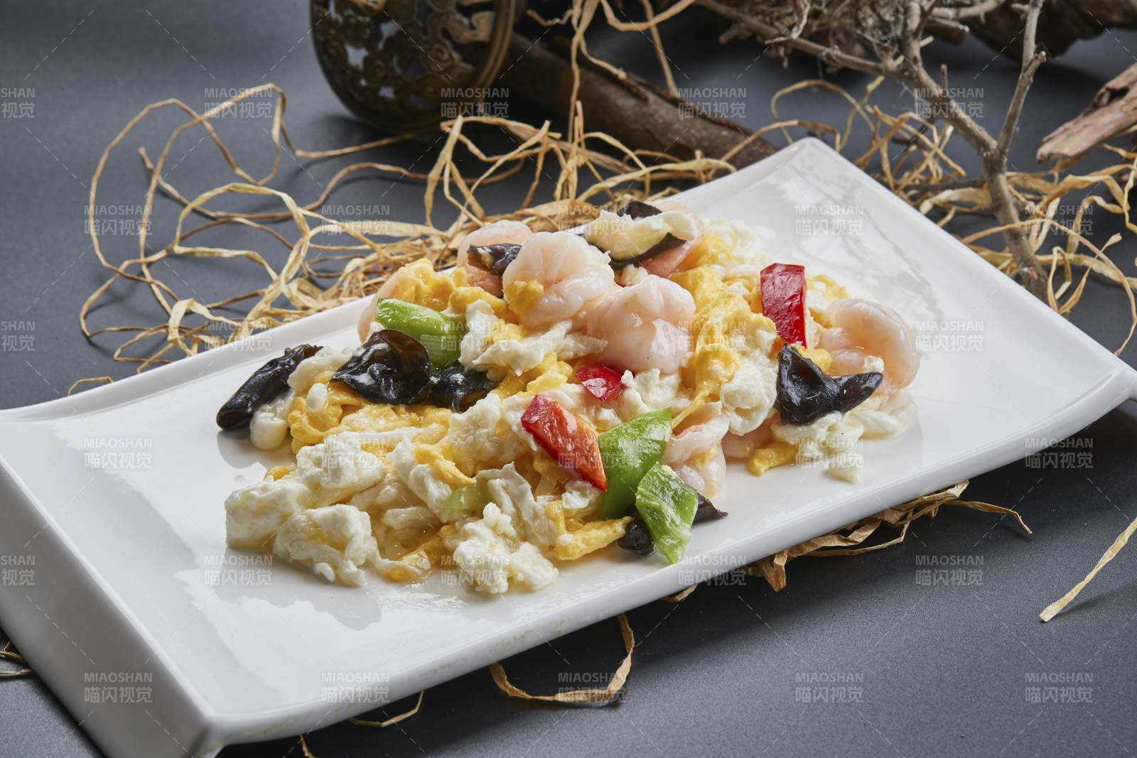 白瓷盤裝的芙蓉蛋青椒木耳炒蝦仁