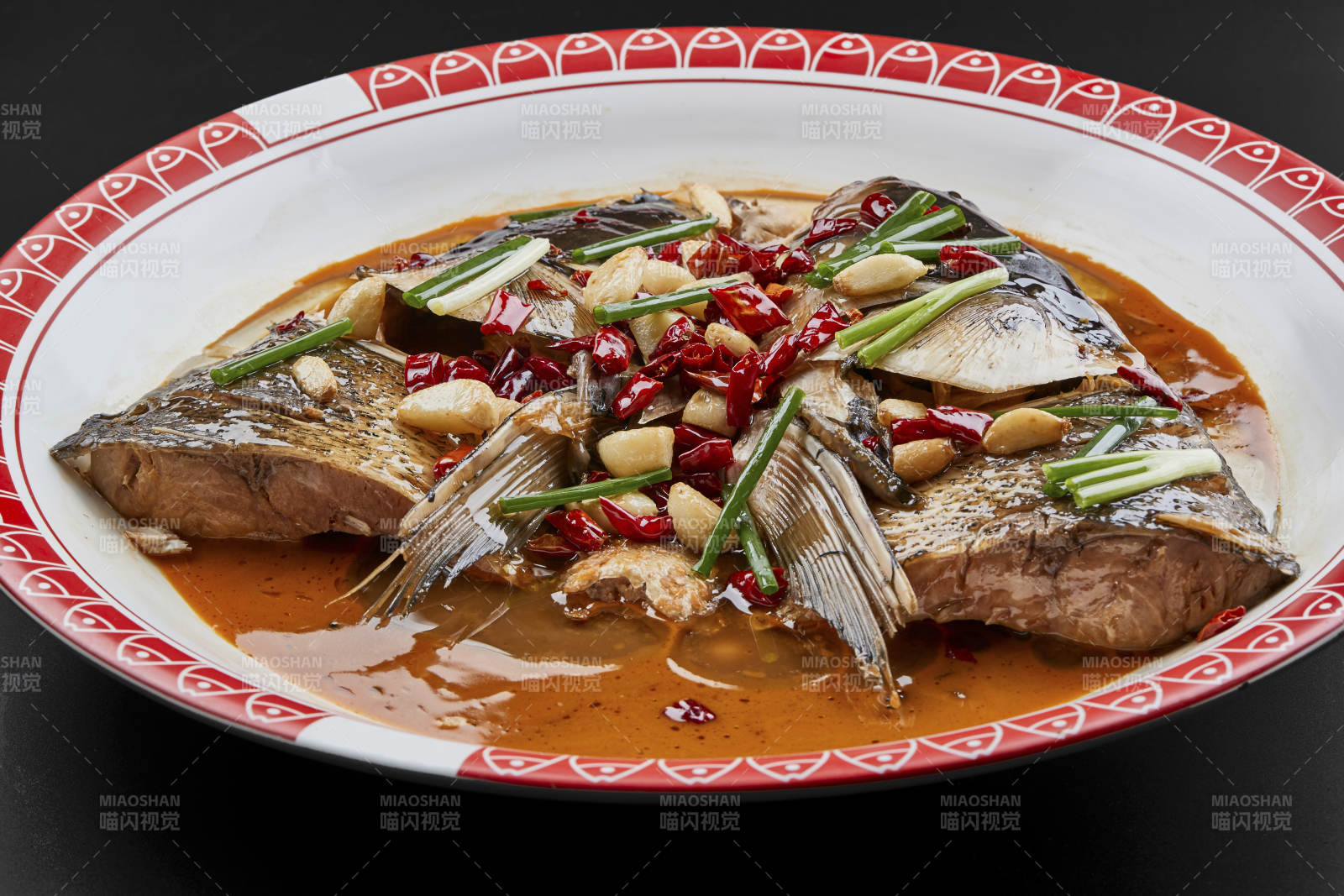 大瓷盤裝的醬香千島湖野生大鰱魚頭