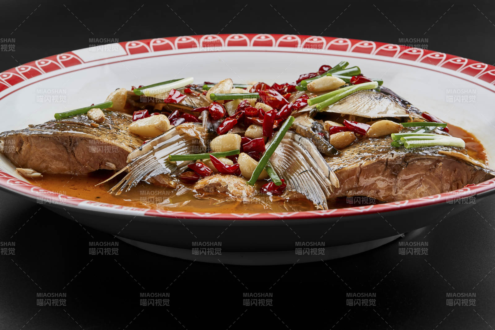 大瓷盤裝的醬香千島湖野生大鰱魚頭