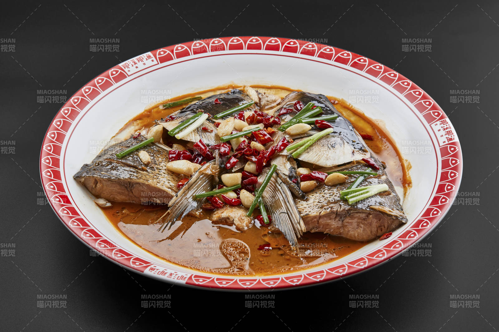 大瓷盤裝的醬香千島湖野生大鰱魚頭