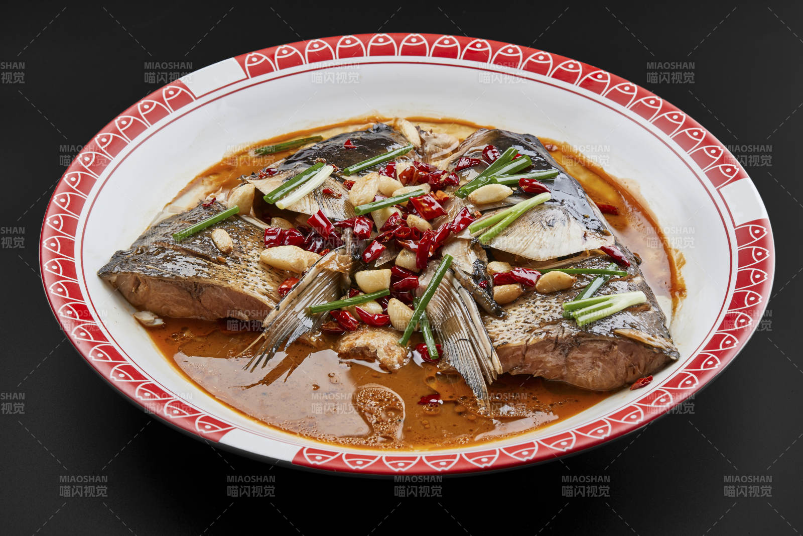 大瓷盤裝的醬香千島湖野生大鰱魚頭