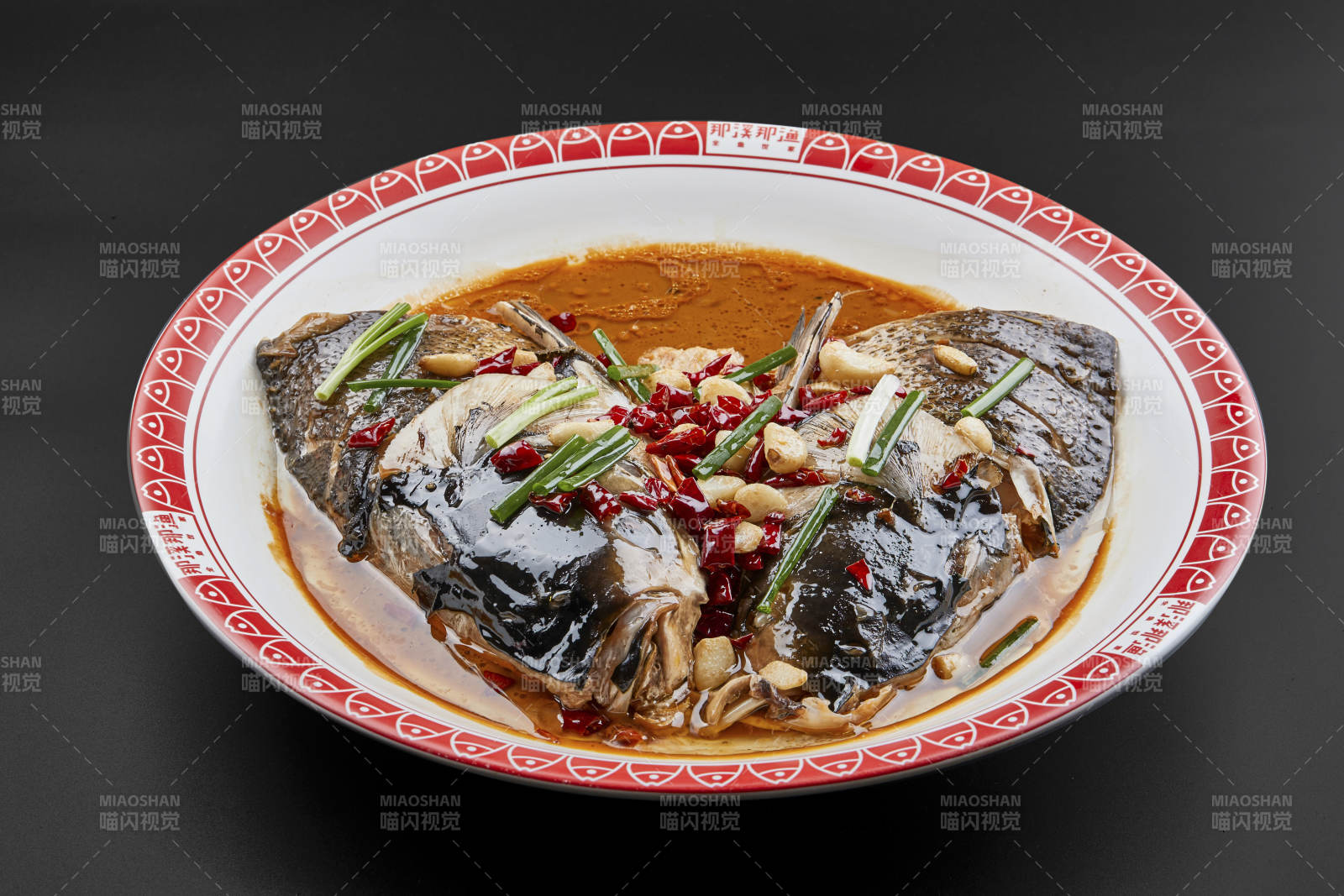 大瓷盤裝的醬香千島湖野生大鰱魚頭