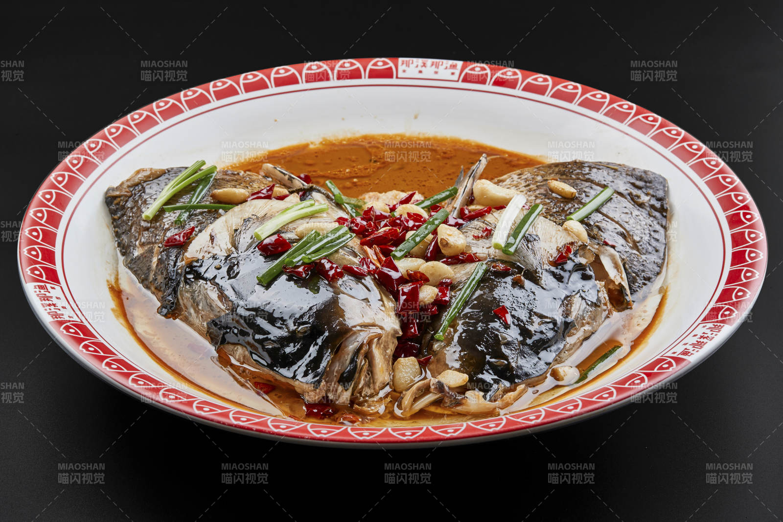 大瓷盤裝的醬香千島湖野生大鰱魚頭