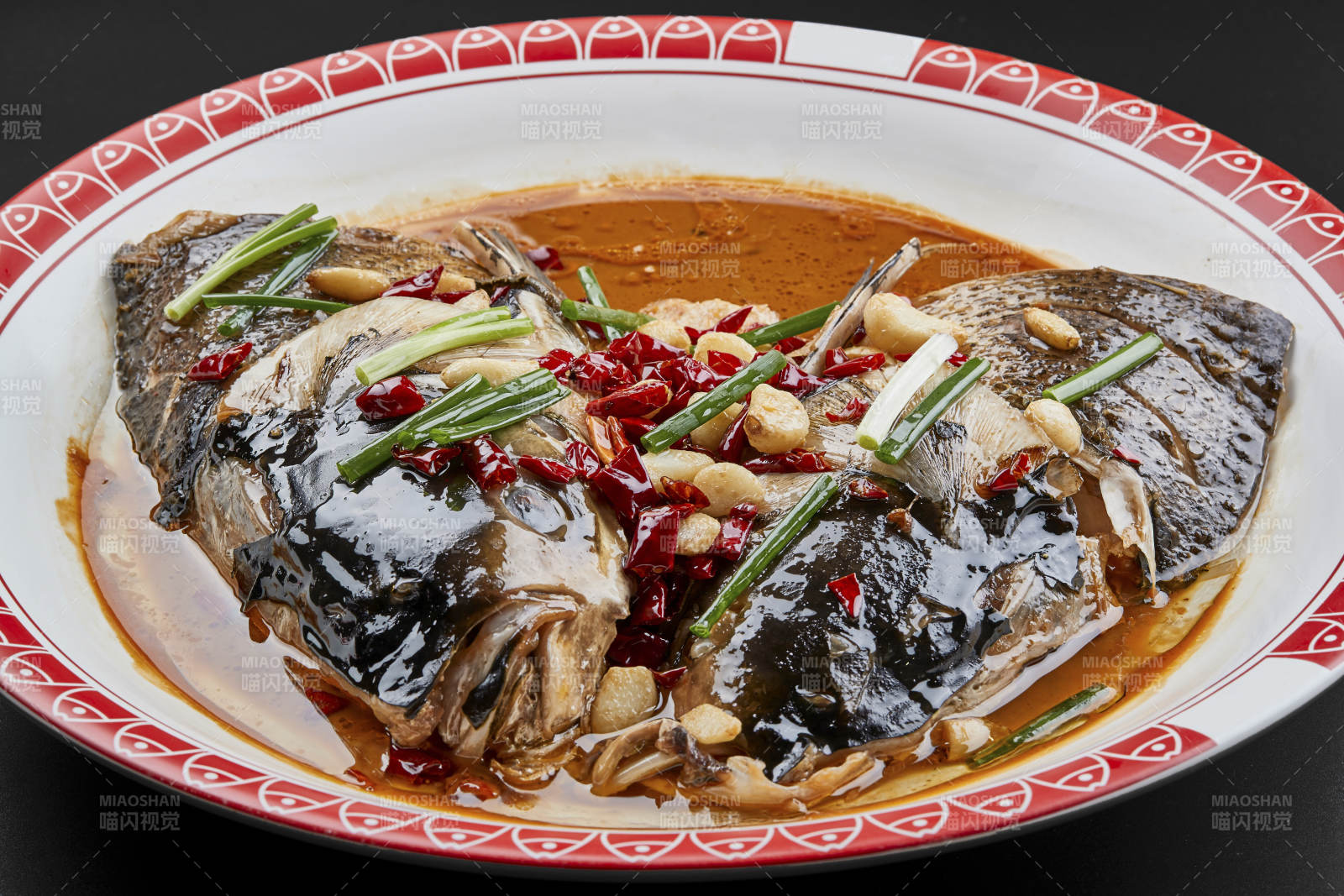 大瓷盤裝的醬香千島湖野生大鰱魚頭