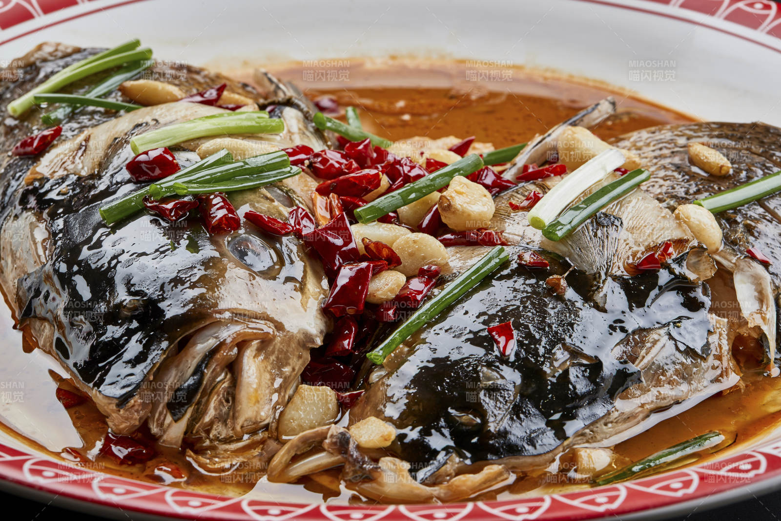 大瓷盤裝的醬香千島湖野生大鰱魚頭