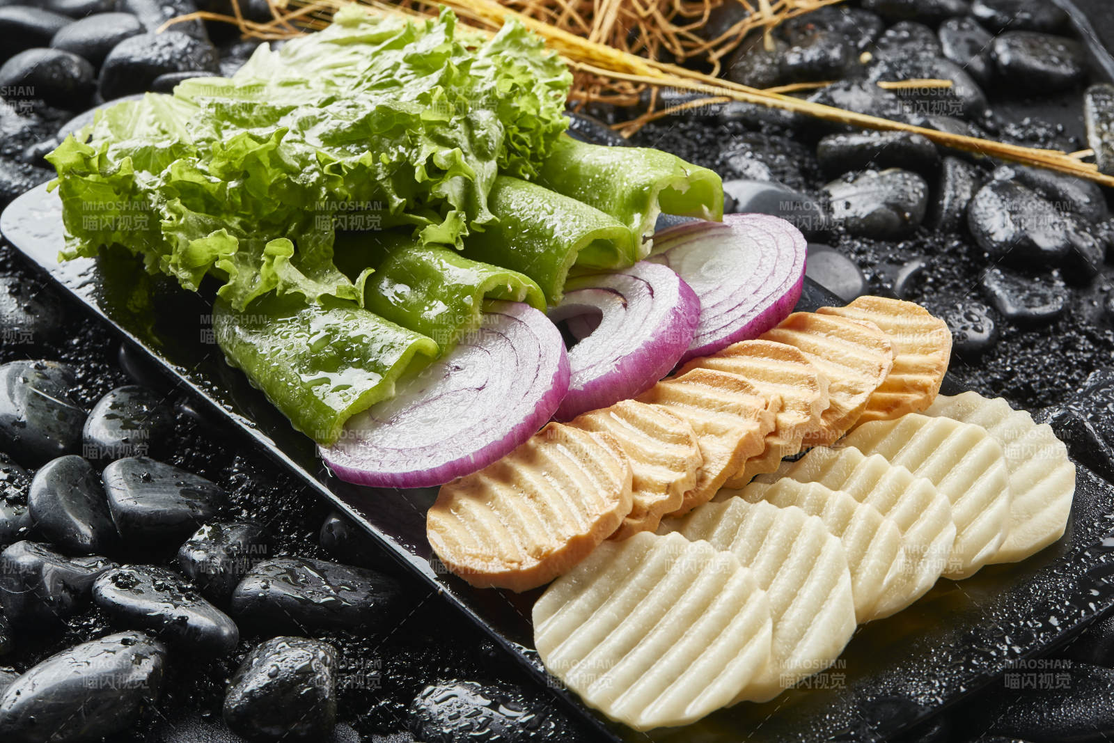 白色瓷盤裝的烤肉食材時蔬大拼盤