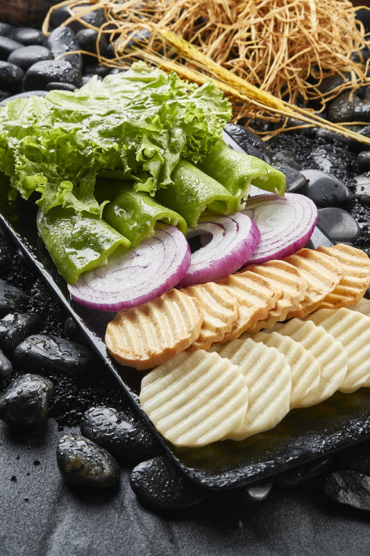 白色瓷盘装的烤肉食材时蔬大拼盘