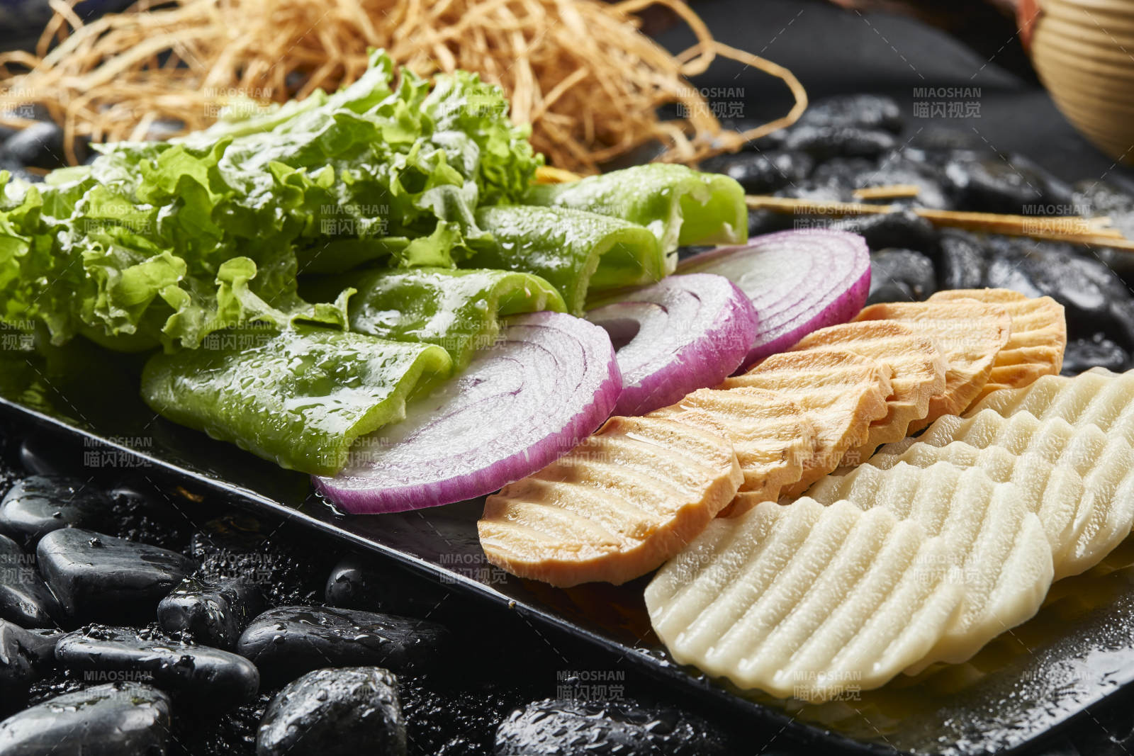 白色瓷盤裝的烤肉食材時蔬大拼盤