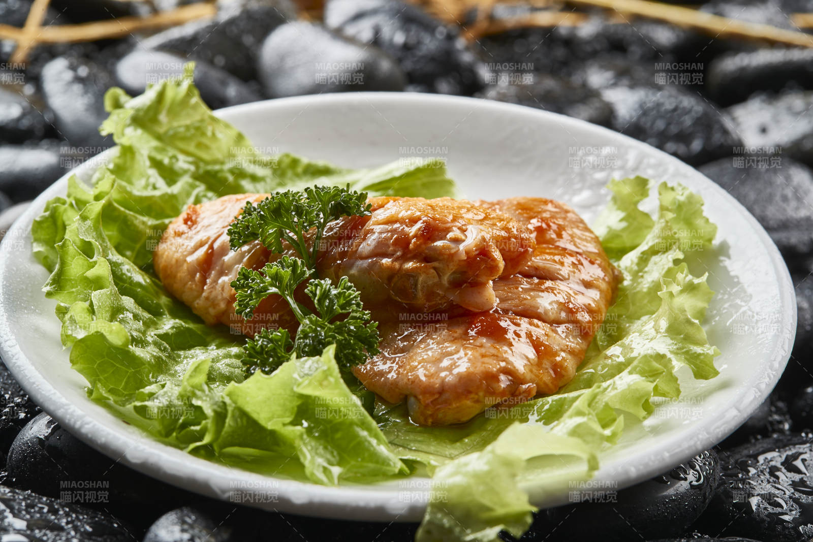 白色瓷盤裝的烤肉食材生腌漬雞翅