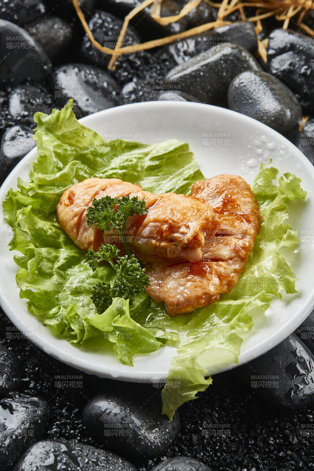 白色瓷盤裝的烤肉食材生腌漬雞翅