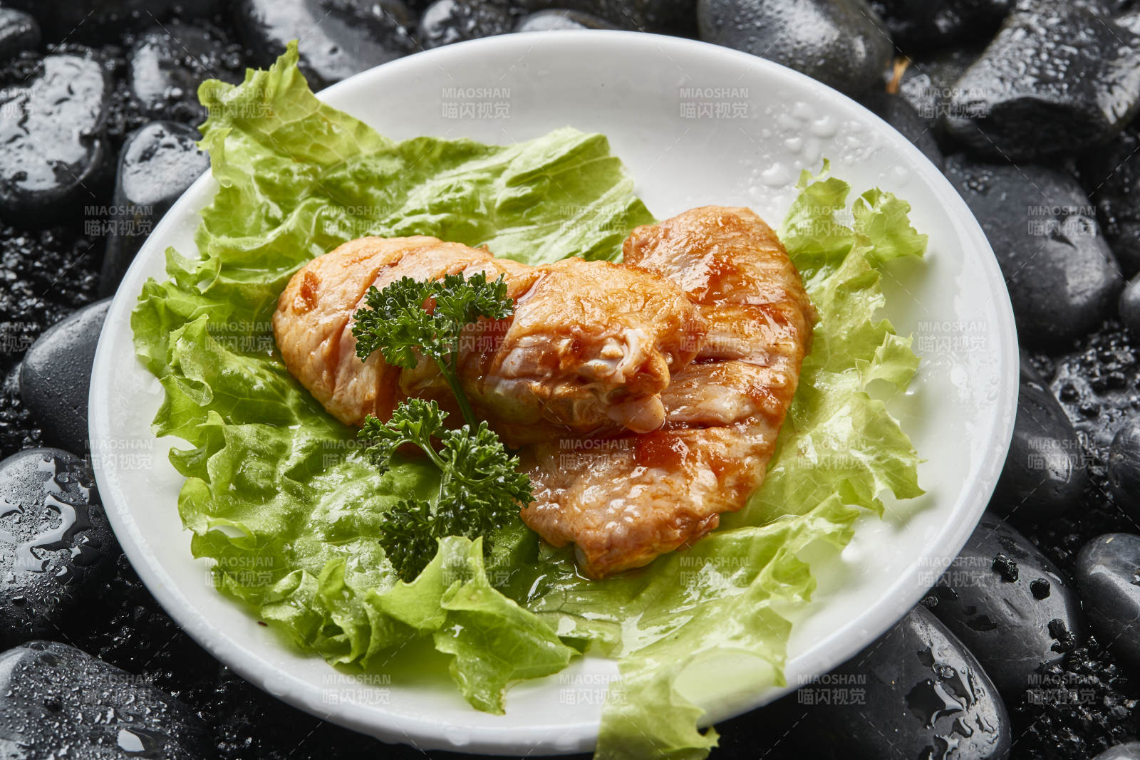 白色瓷盤裝的烤肉食材生腌漬雞翅