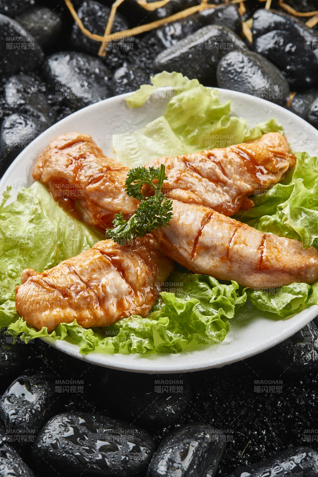 白色瓷盤裝的烤肉食材生腌漬雞翅