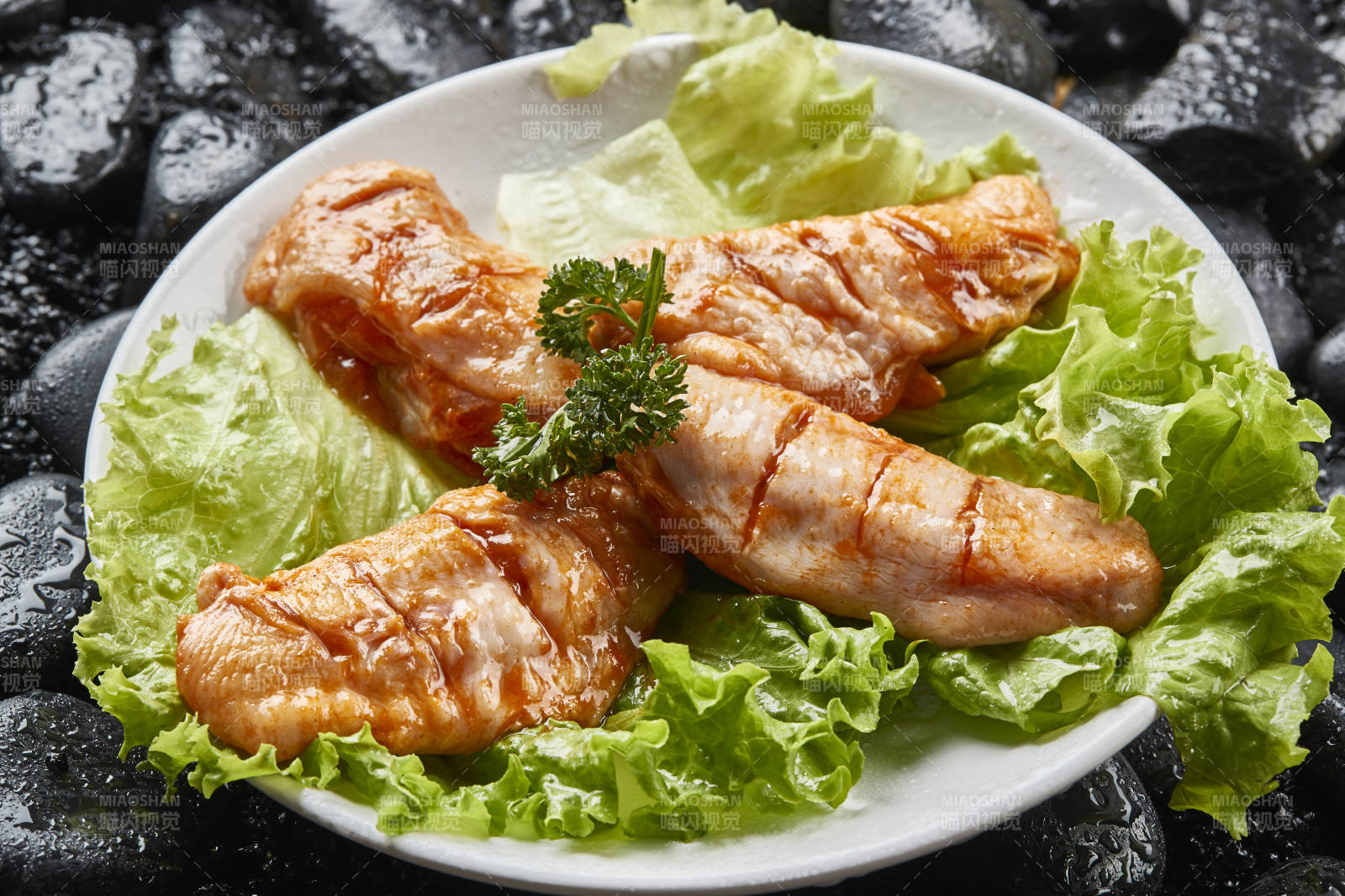 白色瓷盤裝的烤肉食材生腌漬雞翅