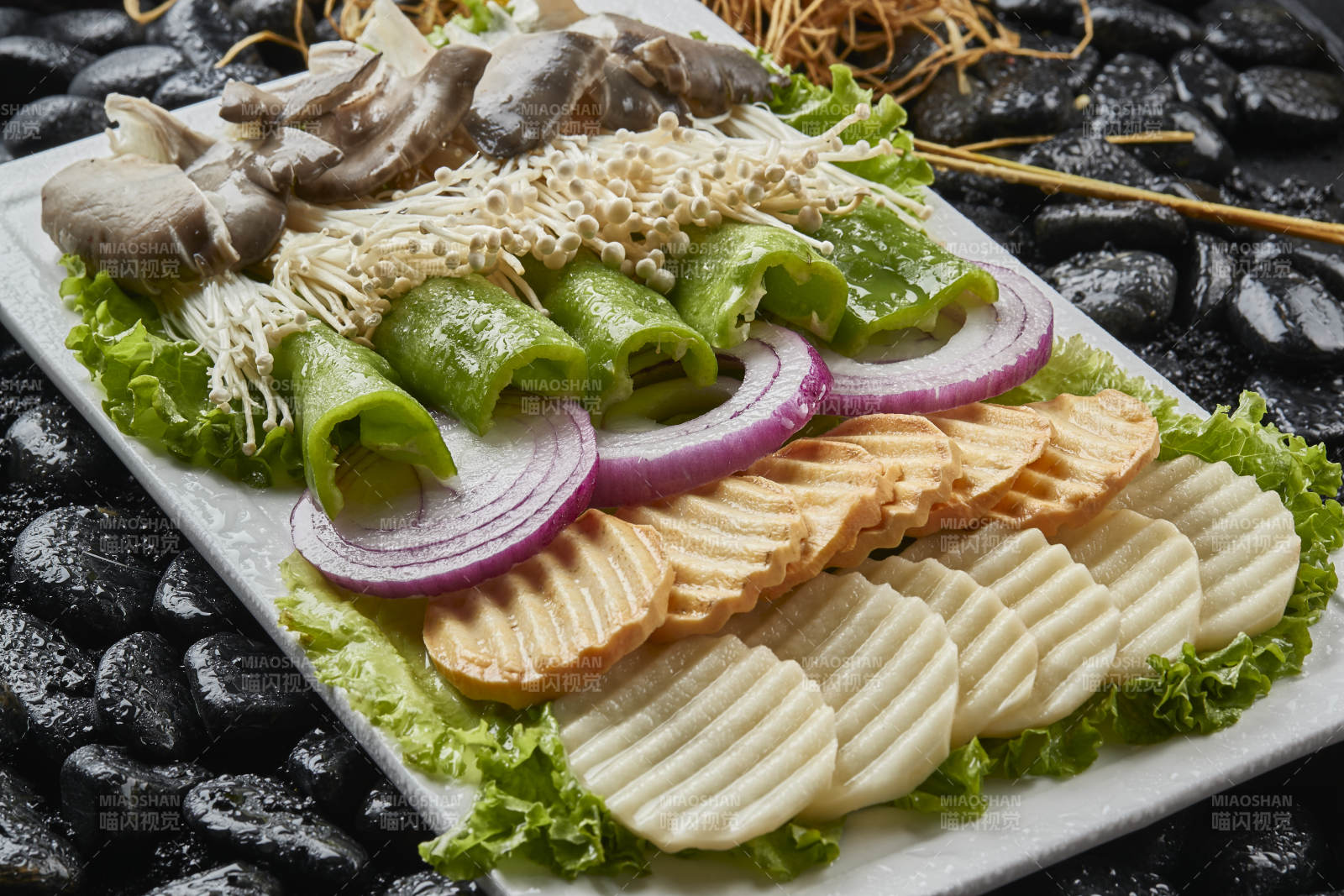 白色瓷盤裝的烤肉食材時(shí)蔬大拼盤