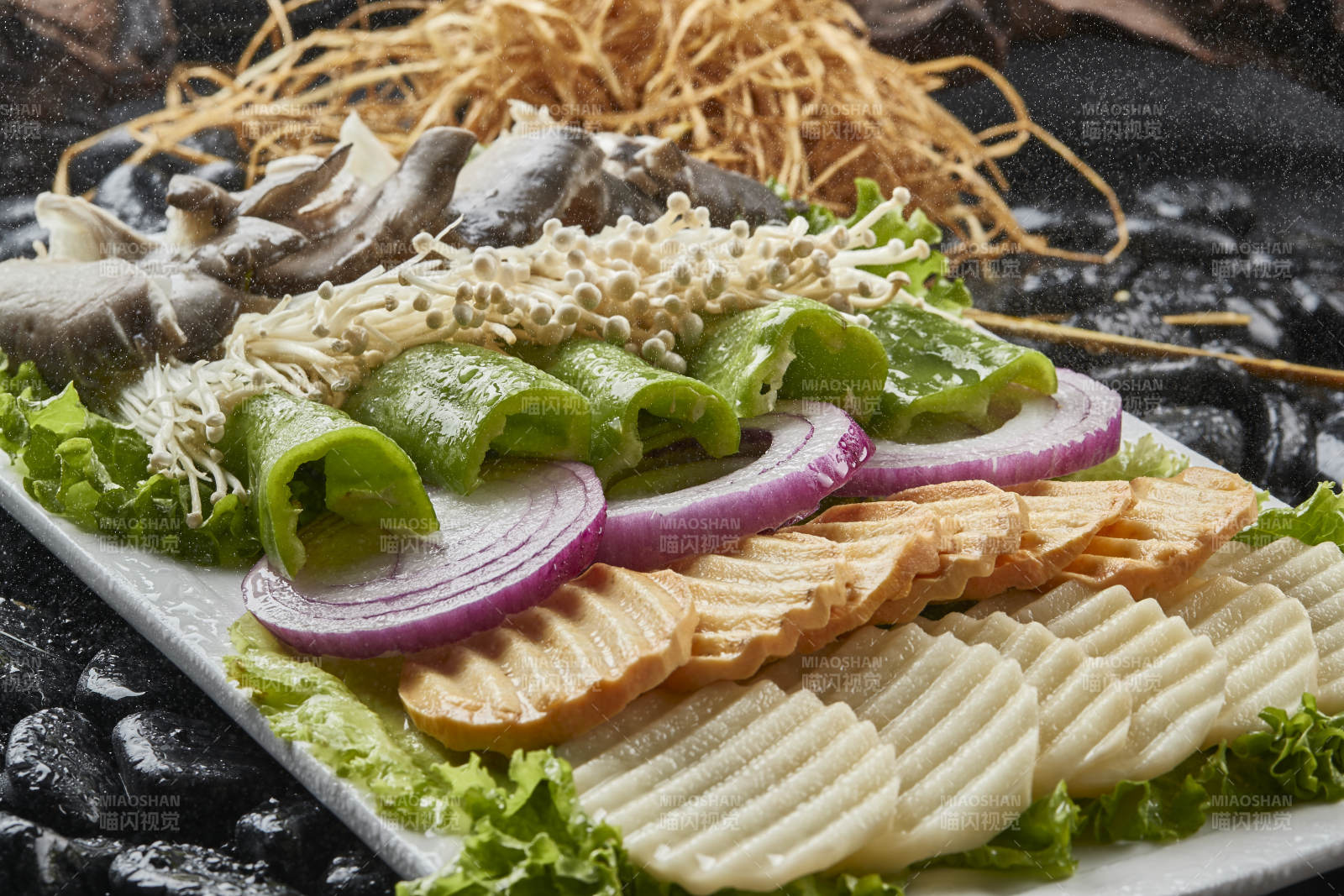 白色瓷盤裝的烤肉食材時蔬大拼盤