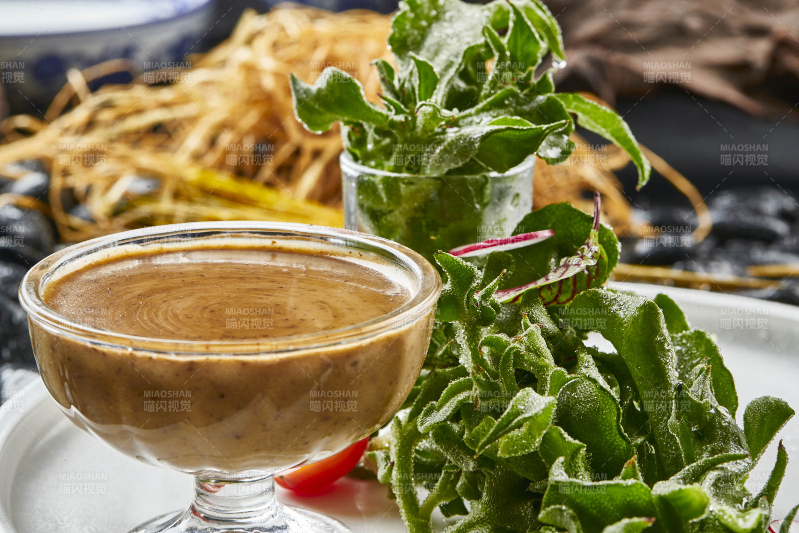 白色瓷盘装的凯撒酱配新鲜穿心莲