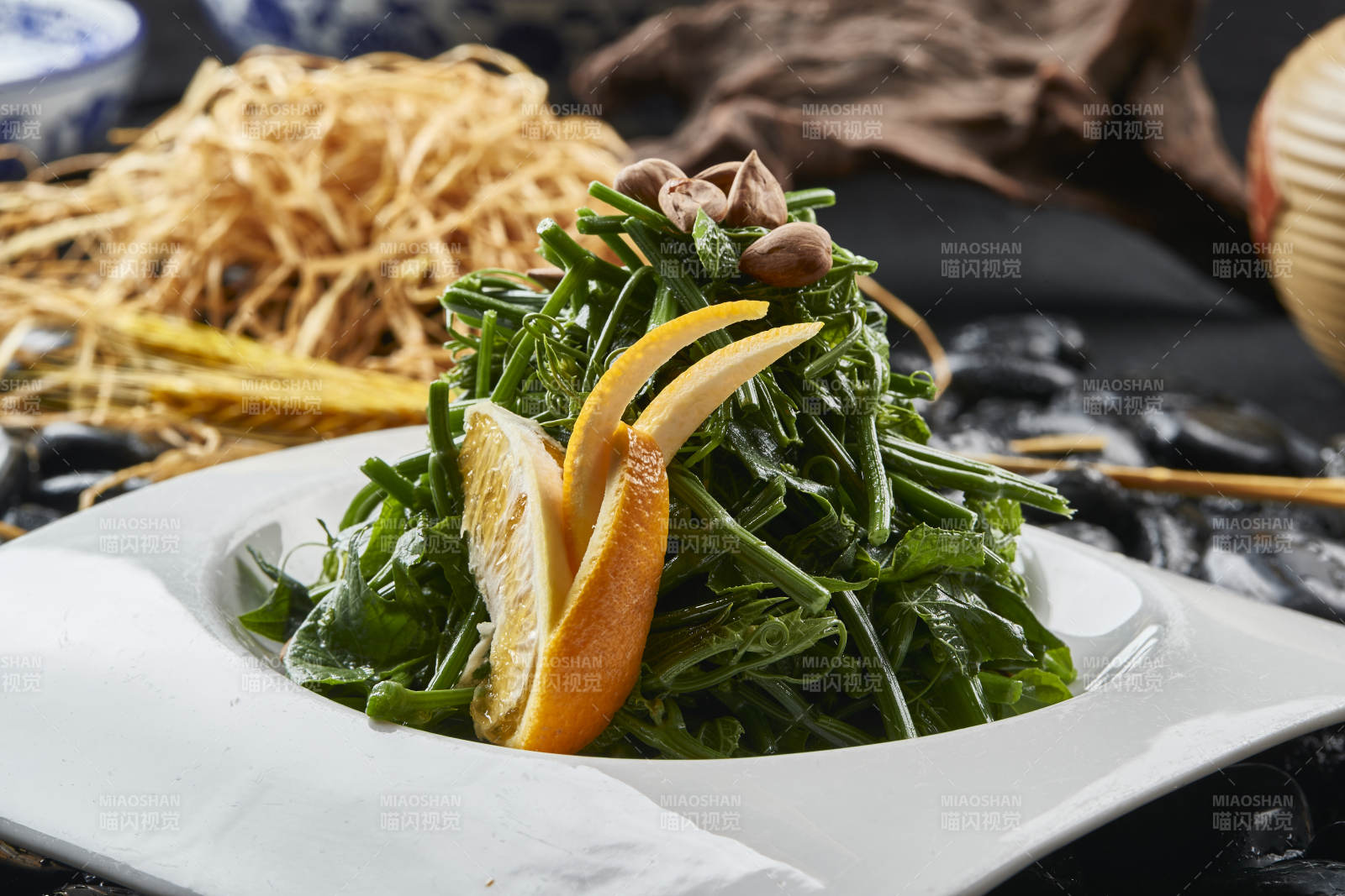 白色瓷盤裝的鮮橙杏仁兒拌蕨菜