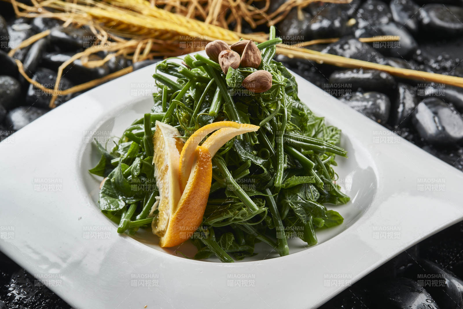 白色瓷盤裝的鮮橙杏仁兒拌蕨菜