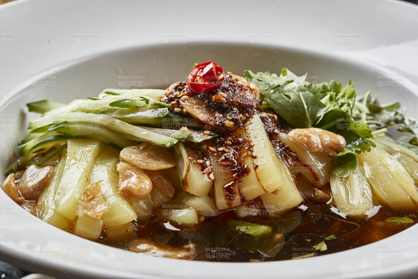 白色瓷盤裝的美味白斬雞