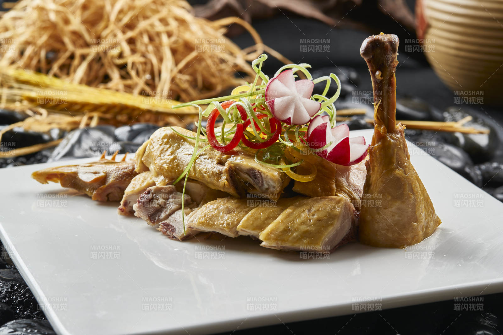 白色瓷盤裝的美味白斬雞