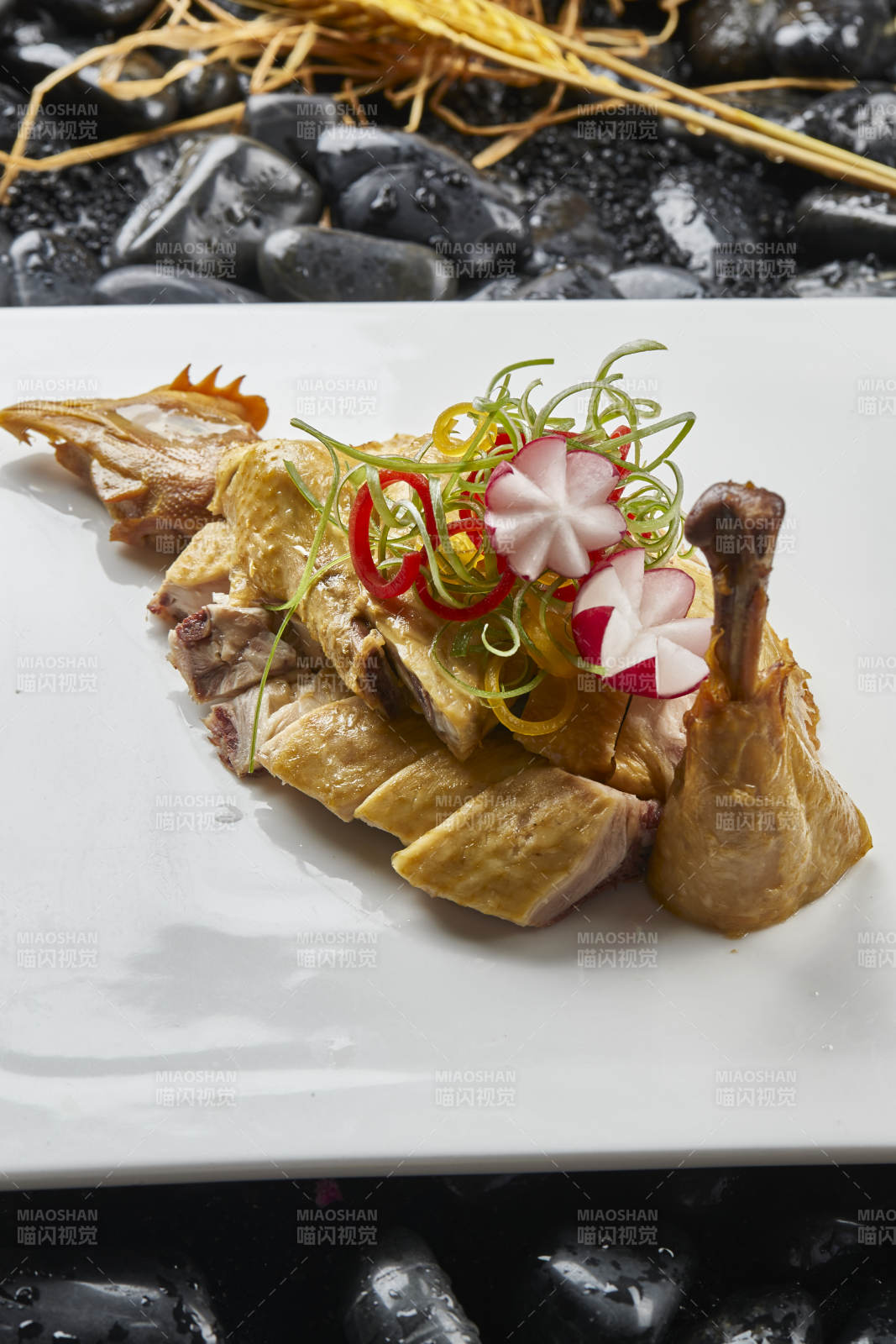 白色瓷盤裝的美味白斬雞