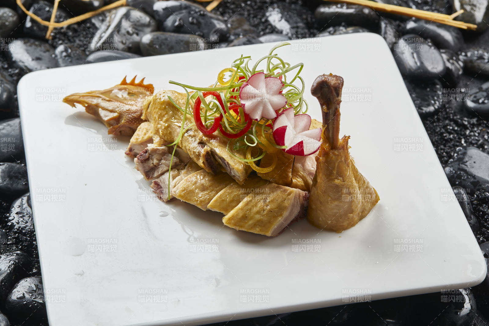 白色瓷盤裝的美味白斬雞