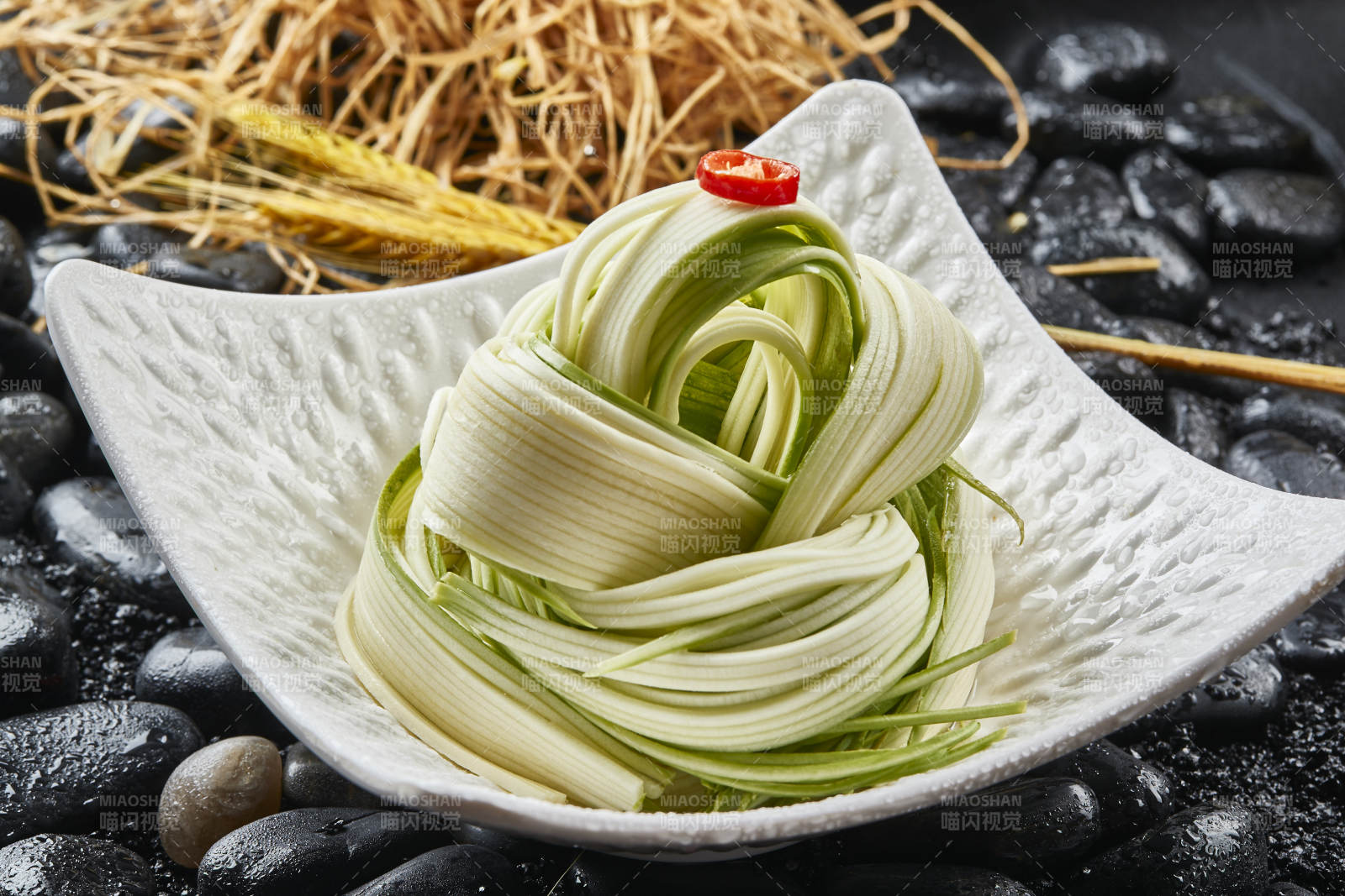 白色瓷盘装的浇汁凉拌西芹丝