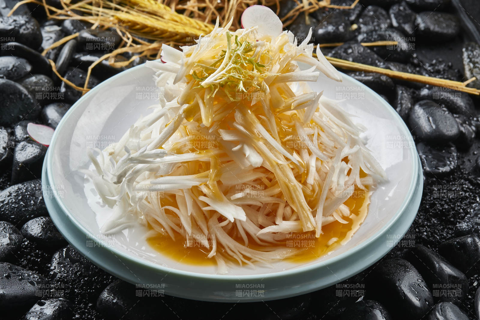 白色瓷盘装的浇汁马牙山药丝