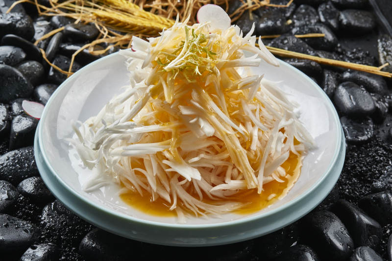 白色瓷盘装的浇汁马牙山药丝