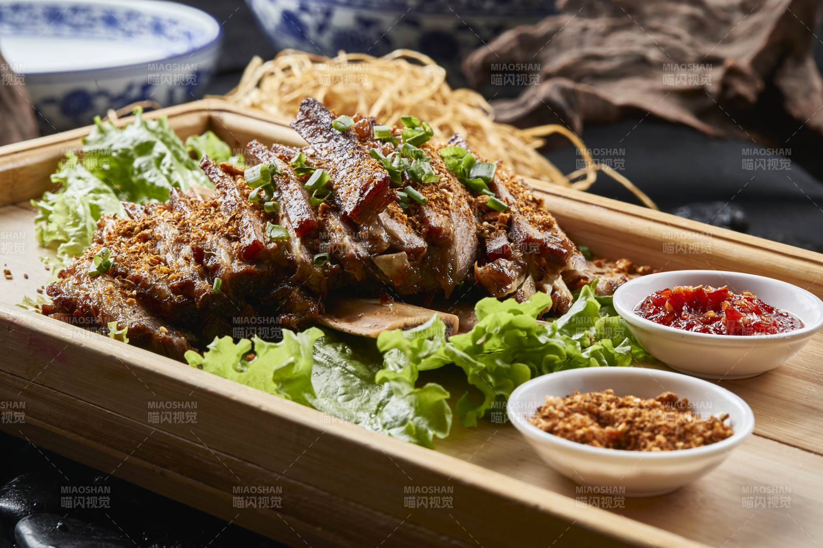 木質托盤裝的蒙餐炭烤羊肋排