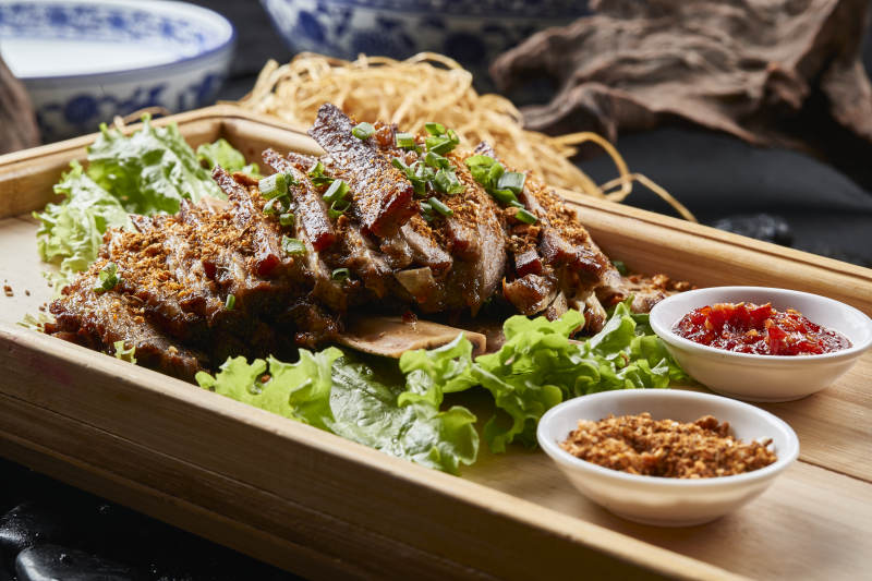 木质托盘装的蒙餐炭烤羊肋排