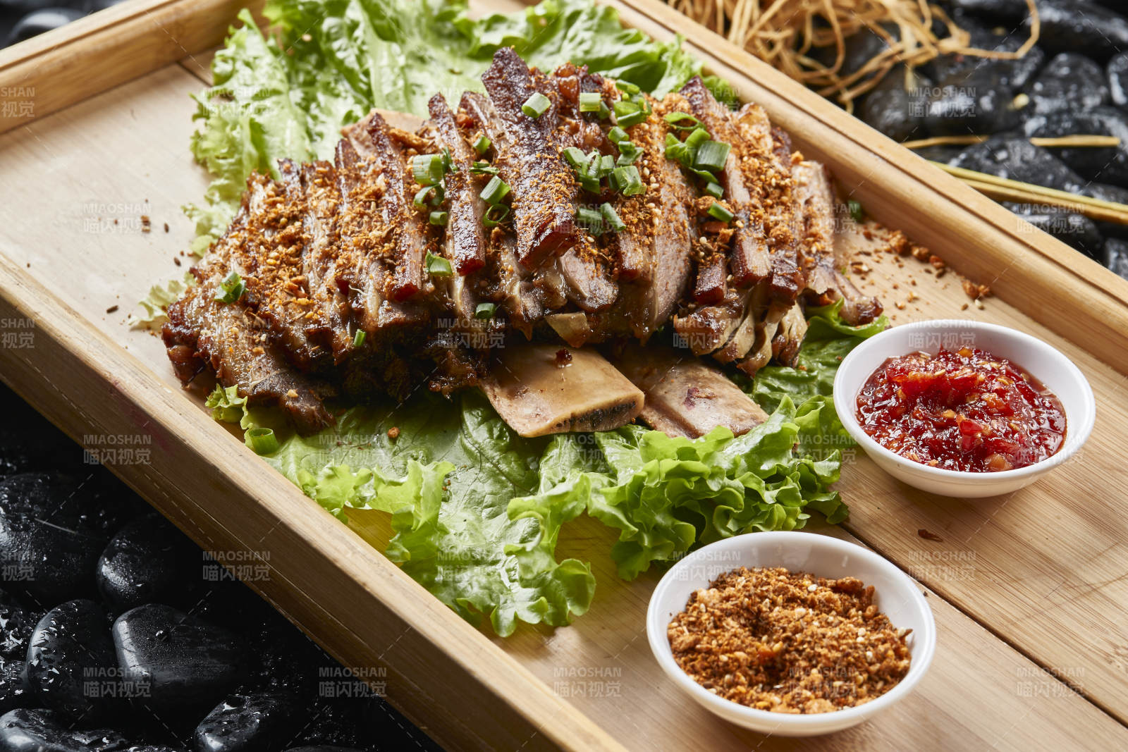 木質托盤裝的蒙餐炭烤羊肋排