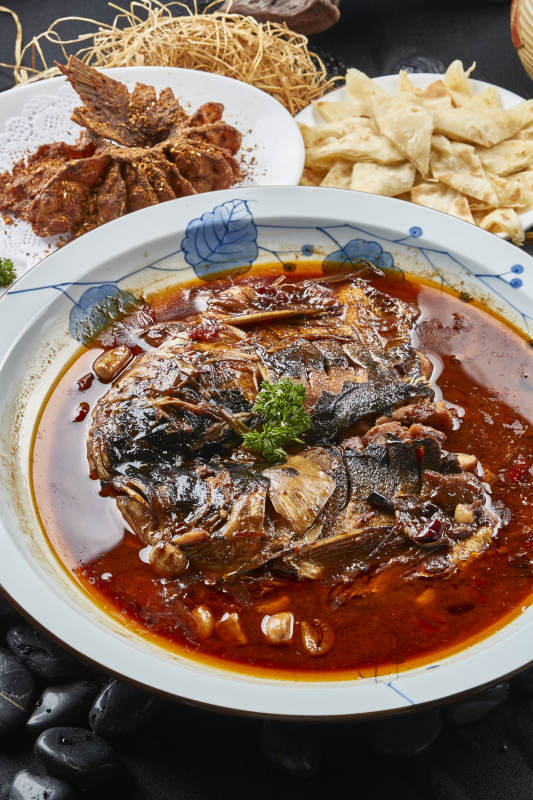 家炖酱香大鱼头配泡饼香炸鱼尾