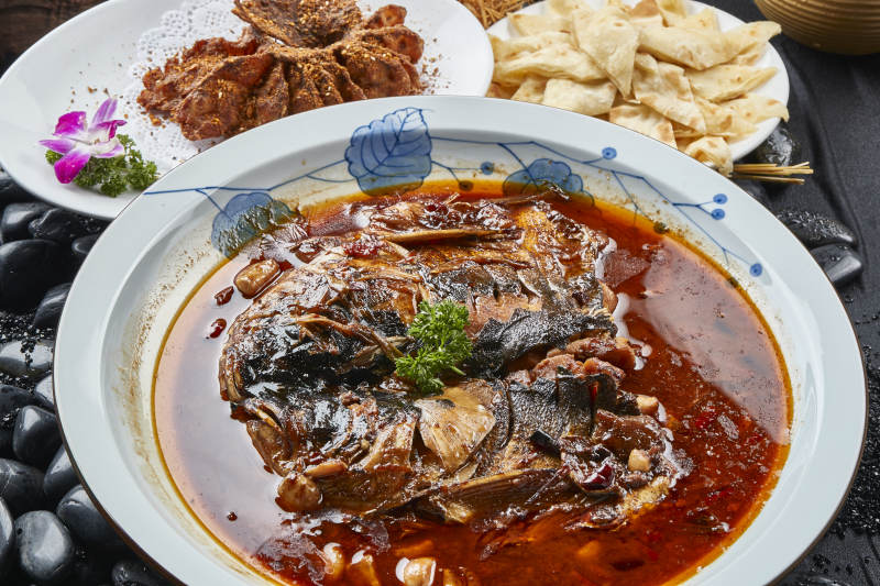 家炖酱香大鱼头配泡饼香炸鱼尾