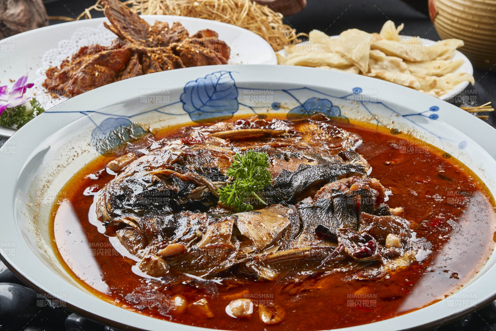 家炖酱香大鱼头配泡饼香炸鱼尾