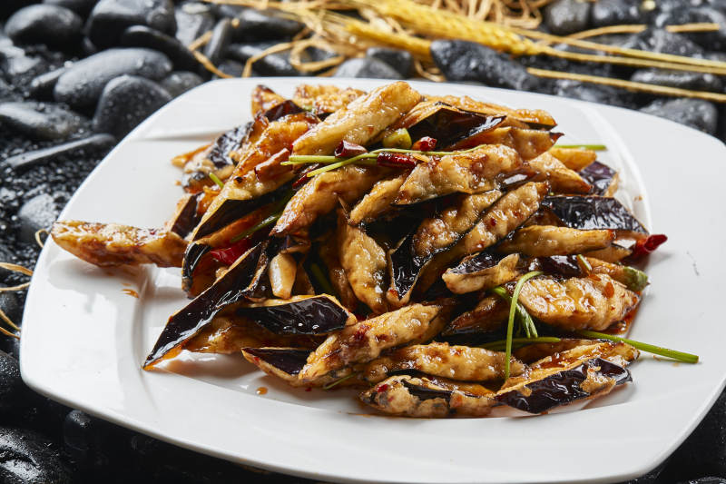 白色瓷盤裝的香炸糖醋茄子塊