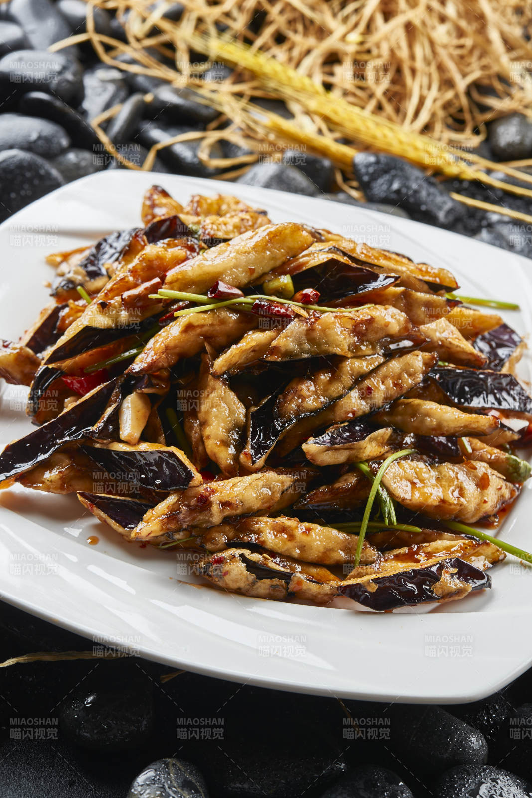 白色瓷盤裝的香炸糖醋茄子塊