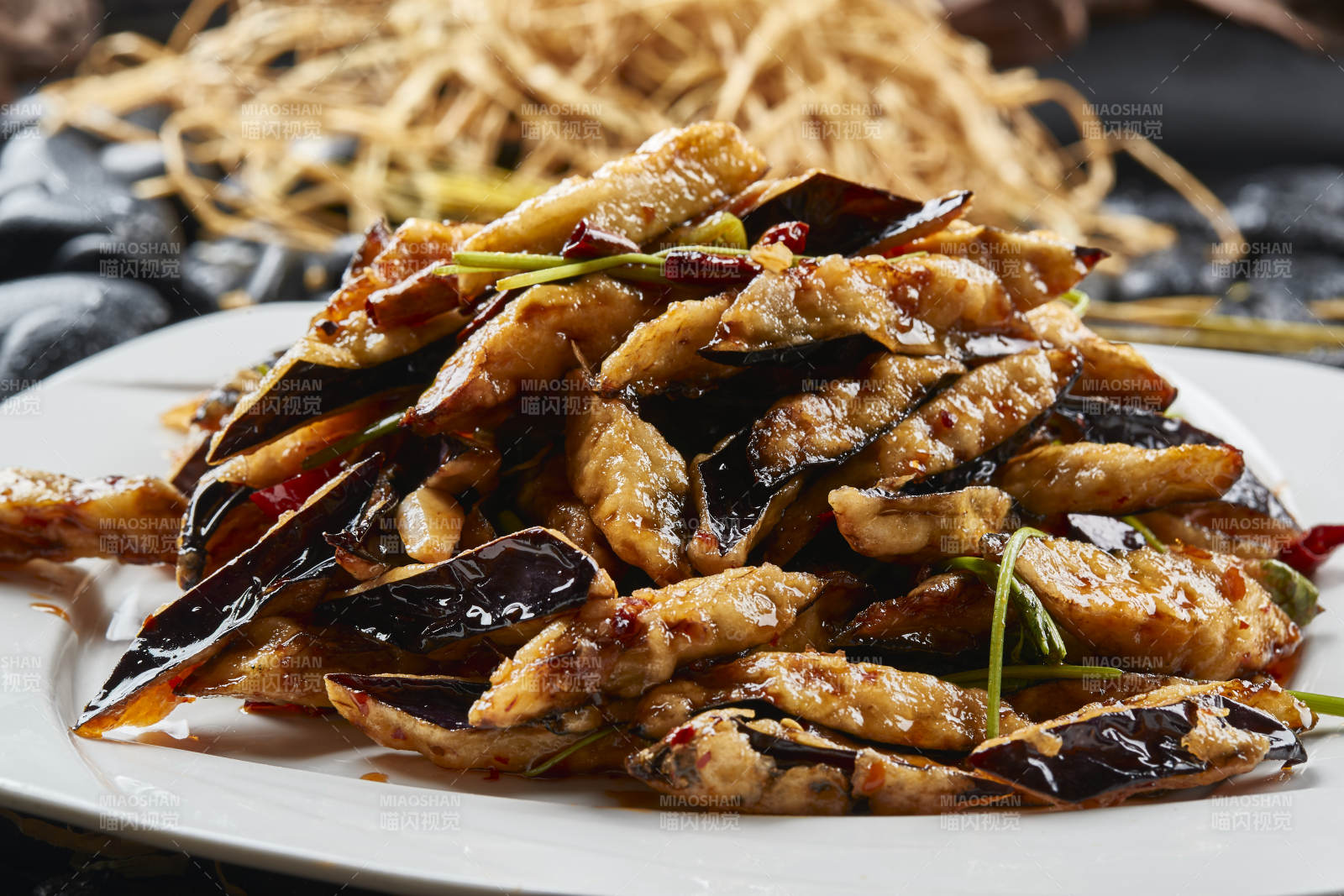 白色瓷盤裝的香炸糖醋茄子塊