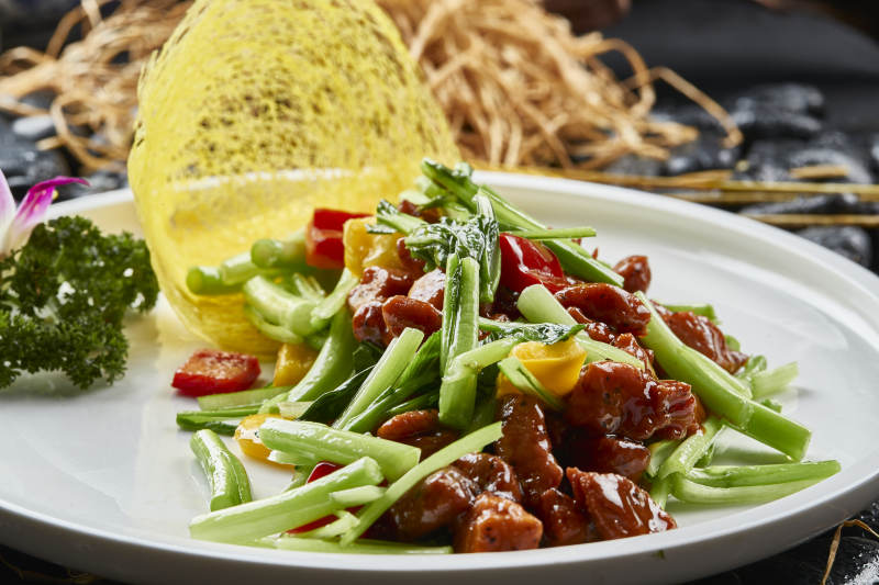 白色瓷盤裝的黑胡椒菜心牛仔粒