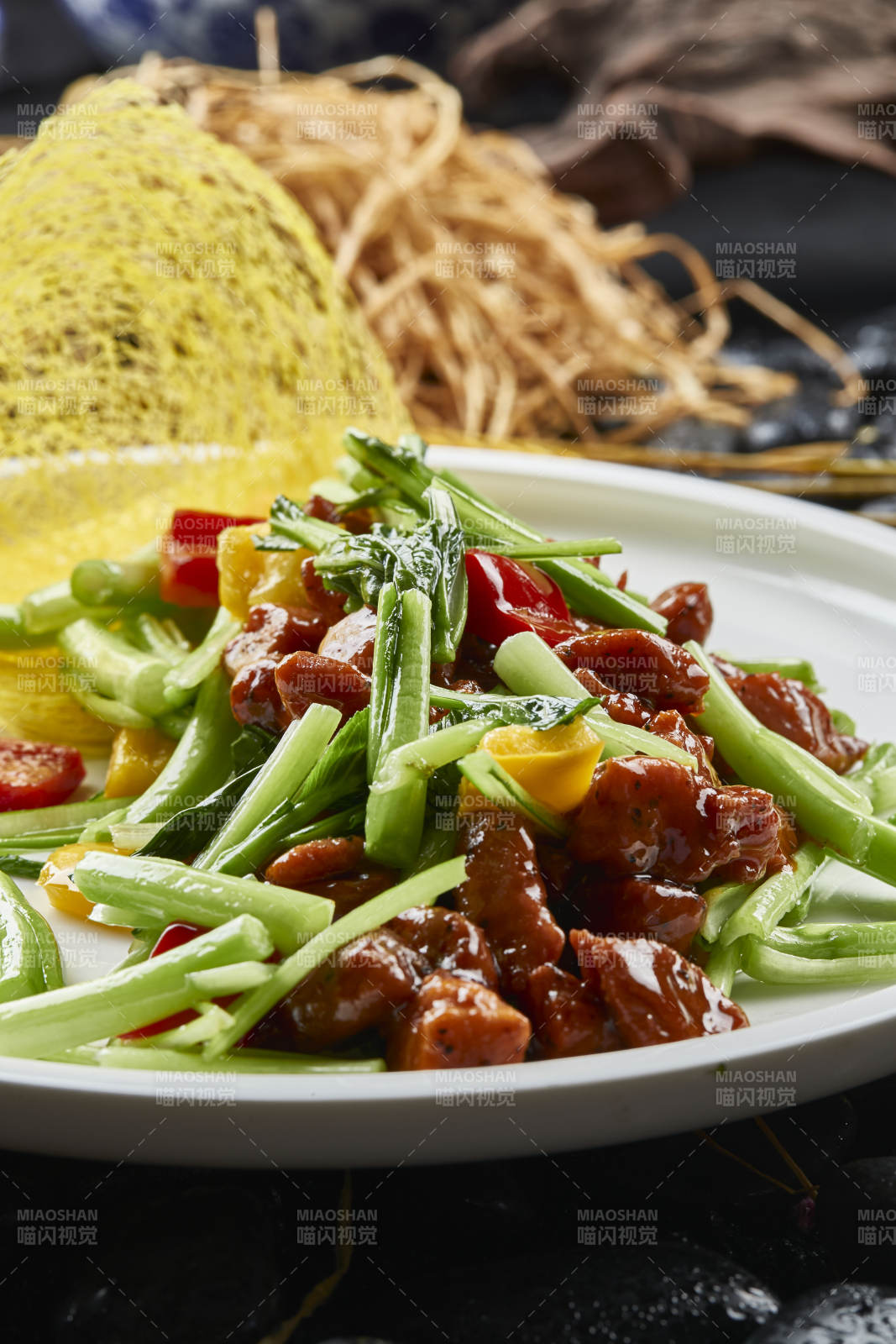 白色瓷盤裝的黑胡椒菜心牛仔粒