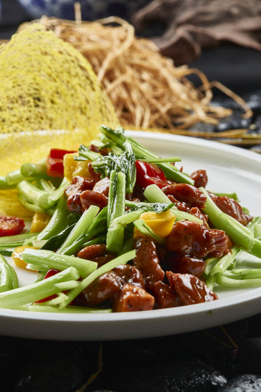 白色瓷盤裝的黑胡椒菜心牛仔粒