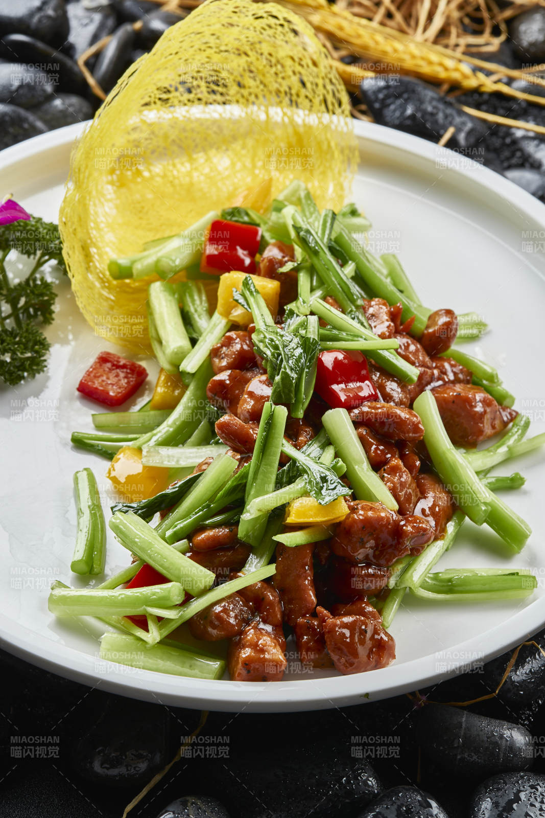 白色瓷盘装的黑胡椒菜心牛仔粒