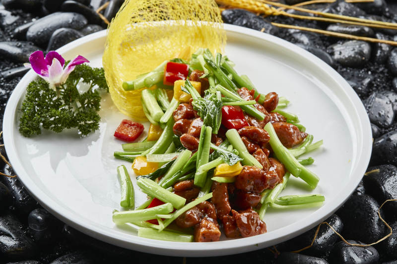 白色瓷盤裝的黑胡椒菜心牛仔粒