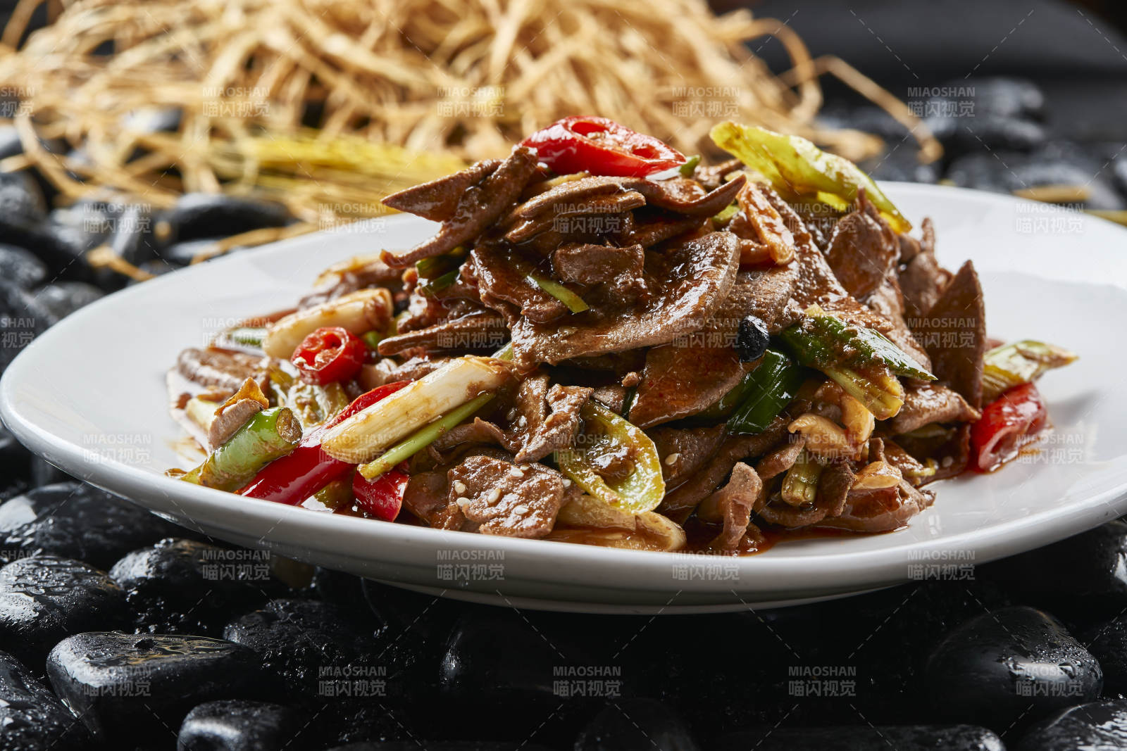 白色瓷盤裝的湘菜土匪豬肝