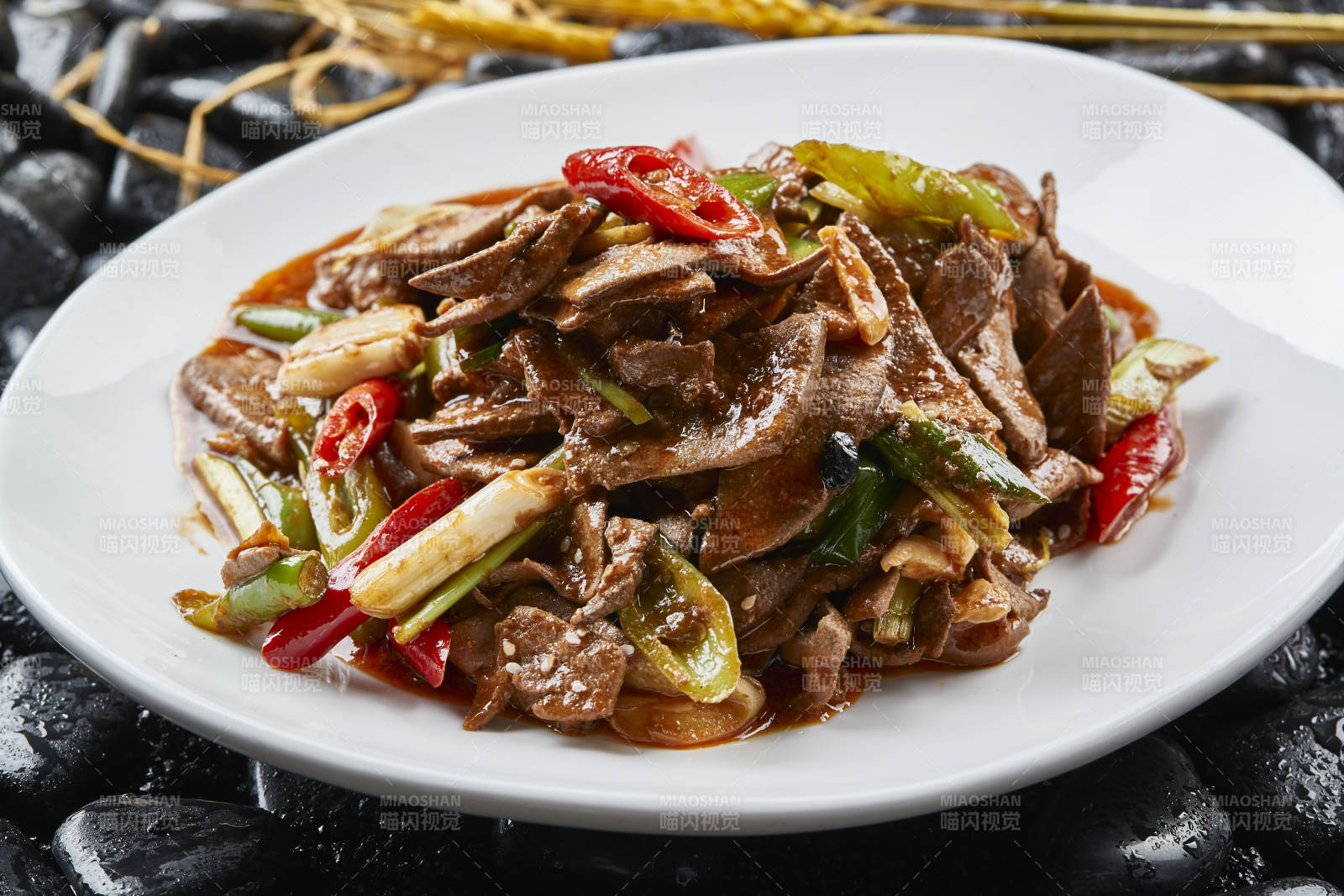 白色瓷盤裝的湘菜土匪豬肝