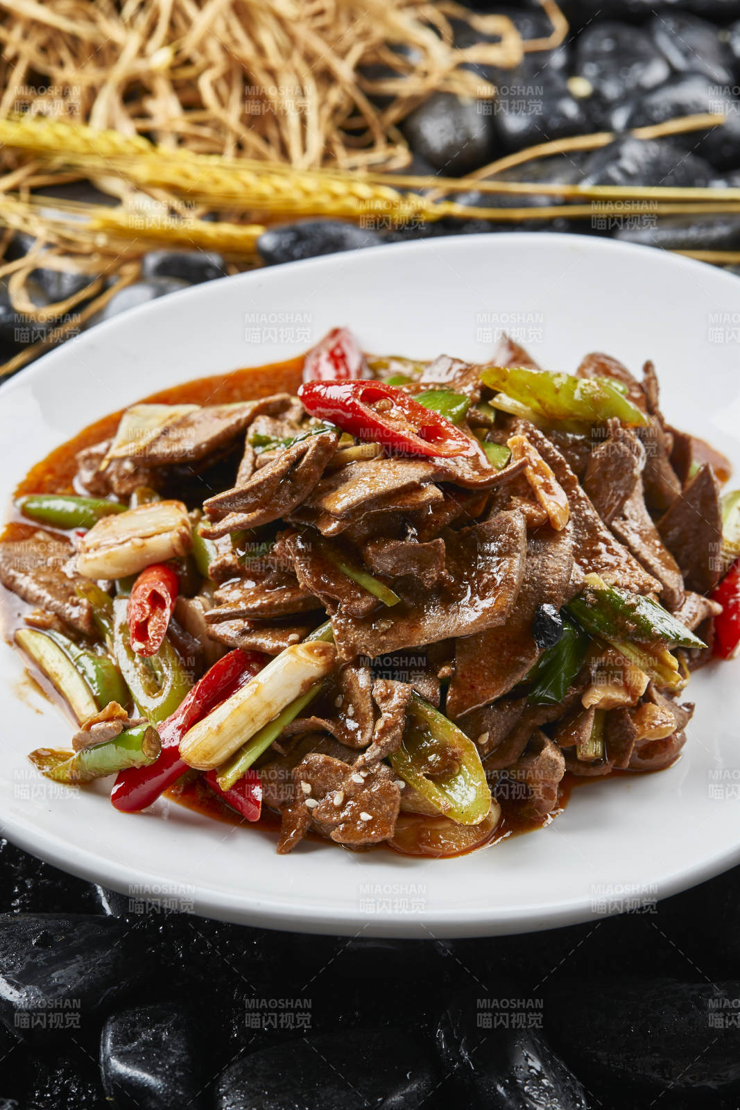 白色瓷盤裝的湘菜土匪豬肝