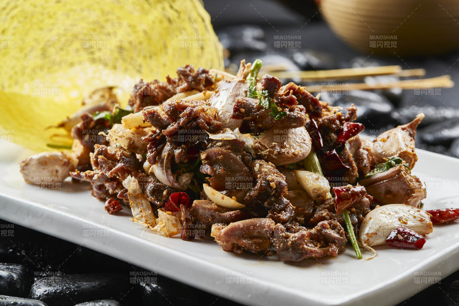 白色瓷盤裝的的孜然辣椒毛蒜燒雞胗